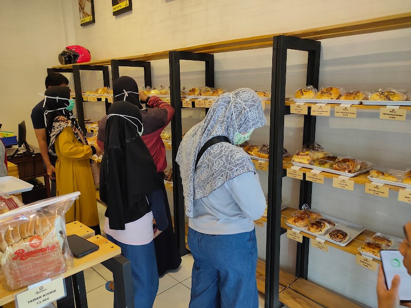 Rista Cake: Manisnya Kehidupan di Perumahan Puri Kusuma